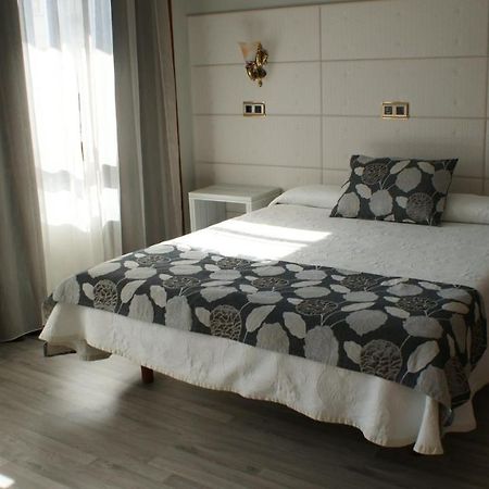Hotel Los Naranjos Caces Habitación foto
